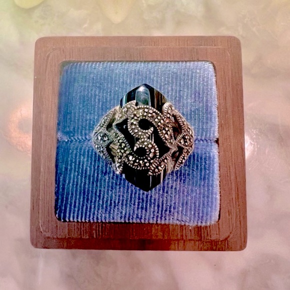 Vintage Black Onyx Filigree Swirl Setting. Caged stone Ring with Marcasite 925 - Picture 12 of 16